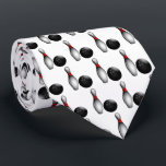 Corbata Bolas y bolas<br><div class="desc">Boliche de los hombres - impresión de dos caras. Con un patrón de boliche y boliche sobre fondo blanco. Un gran regalo para una bolera o un hincha. ⭐ 99% de mis diseños en mi tienda están hechos en capas. Esto facilita el redimensionar y mover los gráficos y el texto...</div>