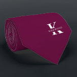 Corbata Boysenberry | Elegante Monograma Nombre | unilater<br><div class="desc">Un elegante corbata de un solo lado con un audaz monograma blanco sobre un fondo púrpura de Boysenberry. Encima de este monograma se encuentra su nombre o apellido en todas las mayúsculas. Si prefiere una apariencia más audaz para el nombre personal dentro de la letra grande, puede hacer lo siguiente:...</div>