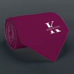 Corbata Boysenberry | Elegante Monograma Nombre | unilater<br><div class="desc">Un elegante corbata de un solo lado con un audaz monograma blanco sobre un fondo púrpura de Boysenberry. Encima de este monograma se encuentra su nombre o apellido en todas las mayúsculas. Si prefiere una apariencia más audaz para el nombre personal dentro de la letra grande, puede hacer lo siguiente:...</div>