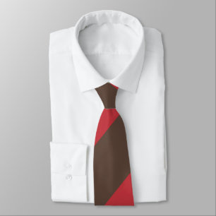 Corbata Brown y raya regimental amplia roja