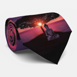 Corbata Buda en el cielo rojo de la noche
