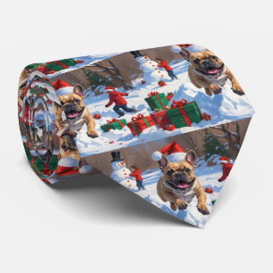 Corbata Bulldog Francés corriendo en la nieve con sombrero