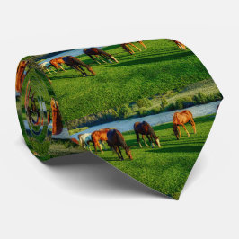 Corbata Caballos arrasando cerca de un río