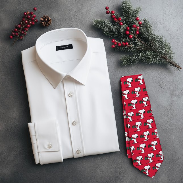 Corbata Cacahuetes | Entrega de Navidades Snoopy (Tie next to shirt on Christmas themed table)