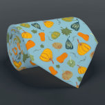 Corbata Calabaza de caída y patrón de cizallamiento Verde<br><div class="desc">Presentamos la colección "Trazo de calabaza y calabaza de otoño en Verde azulado", una combinación perfecta de colores cálidos y vibrantes. Esta colección presenta calabazas y calabazas hermosamente ilustradas en ricos naranjas, amarillos y verdes, ambientadas con un fondo verde azulado de moda. Ideal para los amantes de la temporada de...</div>