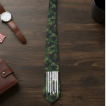 Corbata Camuflaje militar Camo blanco Bandera estadouniden<br><div class="desc">Este diseño fue creado a través del arte digital, puede ser personalizado haciendo clic en el botón personalizar y cambiando el color, agregando un nombre, iniciales o sus palabras favoritas. Póngase en contacto conmigo en colorflowcreations@gmail.com si desea tener este diseño en otro producto. Compra mi pintura acrílica abstracta original para...</div>