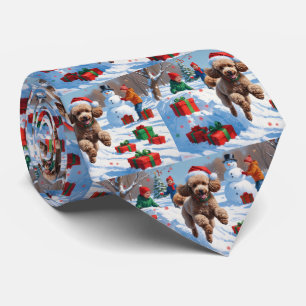 Corbata Caniche corriendo en la nieve con sombrero de Navi
