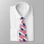 Corbata Canto de cuello de bandera estadounidense - Patrió<br><div class="desc">Estados Unidos - Estados Unidos de América - Bandera Americana - Patriótica - Día de la Independencia - 4 de julio - Personalizable - Elegir / Añadir su texto único / color / imagen - Hacer su regalo especial de corbata - Redimensionar y mover o eliminar y agregar elementos /...</div>
