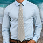 Corbata Canto de Grooms con estampado en el dólar de arena<br><div class="desc">Corbata con estampado de dólar de arena en color claro. Los dólares de arena blanca hacen un pequeño patrón en un color gris-marrón, y es perfecto para un novio de una boda en la playa y/o sus padrinos. El diseño es sutil y de playa, con una paleta neutra que combina...</div>