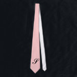 Corbata Canto rosado monograma<br><div class="desc">Nadie se verá mejor que tú cuando llevas esta corbata con tu inicial encima. Agregue la inicial que desee en el campo proporcionado. Puede agregar una o más iniciales o un nombre,  la elección es suya. También se puede cambiar el estilo,  el tamaño y el color del tipo.</div>