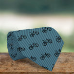 Corbata Ciclismo de montaña - Tema de ciclismo todoterreno<br><div class="desc">El deporte al aire libre en su mejor momento, el ciclismo de montaña significa terreno duro y un paseo desafiante. Este audaz diseño de bicicletas de carretera es una excelente manera de dar a entender su estilo de vida fuera de horario con su estilo de vida resistente. Enfrente de una...</div>