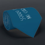 Corbata Cita elegante azul divertido de amante del coche e<br><div class="desc">PUEDE PERSONALIZARSE CON SU PROPIO TEXTO O DESHACERSE DE ÉL Y HACER QUE ESTE DIAGRAMA SE NECESITE PERFECTAMENTE. HAGA CLIC SOLO EN PERSONALIZAR LA PESTAÑA. Esta corbata única le aporta humor a la elegancia con su mensaje lúdico: "Lo siento, llego tarde, mi auto lo estaba cargando". Esta corbata, con un...</div>