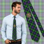 Corbata Clan Farquharson Escudo sobre Tartán<br><div class="desc">Insignia escudo del clan Farquharson rodeada por una correa y hebilla sobre el fondo del tartán. Texto personalizado.</div>