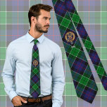 Corbata Clan Leslie Escudo sobre la caza de tartán<br><div class="desc">La insignia de la escudo Leslie está rodeada por una correa y hebilla sobre el fondo escocés de caza. Texto personalizado.</div>