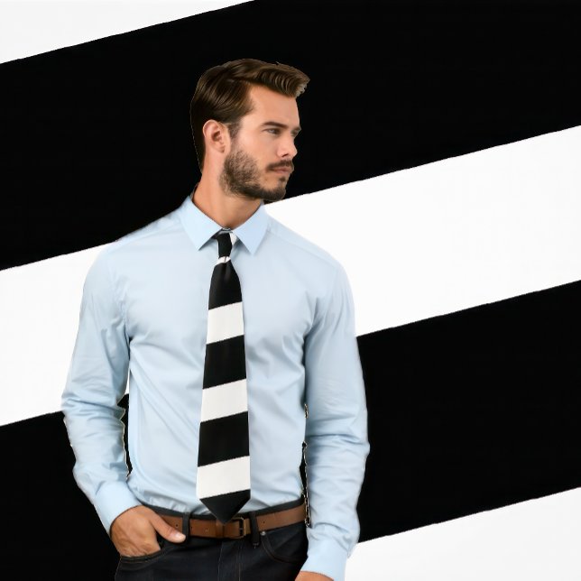Corbata Clásica franja negra y blanca (Man wears a Classic Black and White Striped Tie)