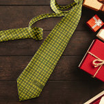 Corbata Clásico Green Gingham Plaid Añadir Navidades inici<br><div class="desc">Este dulce y clásico diseño presenta un clásico cheque de gingham hecho a mano para ese acogedor y tradicional sentimiento de vacaciones con un toque de fantasía. Arte original de Malissa Melrose. Añadir iniciales para personalizar.</div>