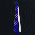 Corbata Clásicos puntos de polka de ciruelas en el traje d<br><div class="desc">Lunares! Uno de los patrones clásicos de las prendas de vestir que se ve muy bien en las corbatas. Esta corbata de puntitos polka presenta pequeños puntos de ciruela en azul marino.</div>