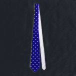 Corbata Clásicos puntos de polka de ciruelas en el traje d<br><div class="desc">Lunares! Uno de los patrones clásicos de las prendas de vestir que se ve muy bien en las corbatas. Esta corbata de puntitos polka presenta pequeños puntos de ciruela en azul marino.</div>