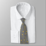 Corbata Club de golf Business Gray Gold<br><div class="desc">Patrón mínimo de golf de oro con palos, pelotas y banderas para jugadores de golf. Regalo para golf club, golf, golf, equipo, entrenador. Monocromo dorado moderno de moda de golf negro y blanco patrón de golf de golf regalo decoración de casa, toallas, ... Corbata de cuello gris clásico con patrón...</div>