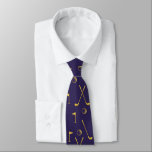 Corbata Club Golfer de Bandera del Club de Golf Navy Gold<br><div class="desc">Patrón mínimo de golf de oro con palos, pelotas y banderas para jugadores de golf. Regalo para golf club, golf, golf, equipo, entrenador. Monocromo dorado moderno de moda de golf negro y blanco patrón de golf de golf regalo decoración de casa, toallas, ... Corbata de cuello azul marino con patrón...</div>