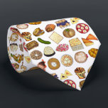 Corbata Cocina judía de fiesta de cena de comida impresa<br><div class="desc">El diseño presenta un ilustracion original de una variedad de platos populares en la cocina judía: babka, bagel con queso crema y lox, rugelach, blintzes de arándano azul, hamantash, sandwich de uben, piquete de eneldo kosher, matzah, pichón de espinacas, shakshuka, todo bagel, macaroón de coco, ensalada israelí, kugel, boukrekrekrauchu. como,...</div>