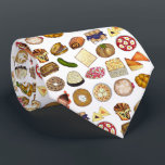 Corbata Cocina judía de fiesta de cena de comida impresa<br><div class="desc">El diseño presenta un ilustracion original de una variedad de platos populares en la cocina judía: babka, bagel con queso crema y lox, rugelach, blintzes de arándano azul, hamantash, sandwich de uben, piquete de eneldo kosher, matzah, pichón de espinacas, shakshuka, todo bagel, macaroón de coco, ensalada israelí, kugel, boukrekrekrauchu. como,...</div>