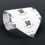 Corbata Código QR y texto personalizado<br><div class="desc">Redondear pegatinas con su código QR y texto personalizado. Cambiar fuentes y colores,  y mover y cambiar el tamaño de los elementos con la herramienta de diseño. NOTA! ¡NECESITA SUSTITUIR LA PLANTILLA DE CÓDIGO QR CON SU CÓDIGO QR!</div>