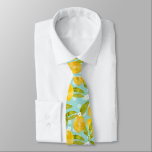 Corbata Color de agua amarillo Lemon Tree Pattern Blue<br><div class="desc">Nuestro diseño de corbata de cuello con patrón de limón amarillo presenta un patrón de limón color agua sobre un fondo azul. Es un diseño alegre,  fresco,  amarillo veraniego y verde,  perfecto para una boda de verano o una cena. #Lemons #Citrus #Summer</div>
