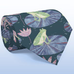 Corbata Color de agua de la rana oscuro<br><div class="desc">Hermosas ranas acuáticas sentadas sobre colchonetas de nenúfares en un verde azulado estanque verde. Perfecto para los amantes de la naturaleza,  los animales y los anfibios. Arte original de Nic Squirrell.</div>