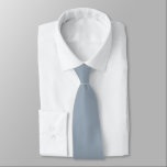 Corbata Color sólido de las iniciales ocultas de color azu<br><div class="desc">Color Sólido De Las Iniciales Ocultas De Azul Polvo Medio. Para bodas o uso diario, con iniciales prohibidas en la parte posterior que puede personalizar o borrar fácilmente si no es necesario. Puede cambiarse a cualquier color de su elección a través de la opción Personalizar adicional, o por favor envíeme...</div>