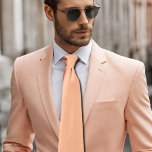 Corbata color sólido de melocotón<br><div class="desc">Esta corbata es una deliciosa adición a tu colección y tiene un encantador color de melocotón. Perfecto para añadir un toque de sofisticación a cualquier conjunto.Llamar a todos los entusiastas monocromáticos!Con las herramientas de Zazzle,  tienes la libertad creativa de incorporar tus propios diseños,  textos y logotipos.</div>