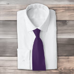 Corbata Color sólido liso arándano morado oscuro<br><div class="desc">Color sólido diseño de baya de acai púrpura oscuro y claro.</div>