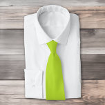 Corbata Color sólido liso simple ácido brillante lima verd<br><div class="desc">Sencillo diseño de cal verde ácido de color sólido claro y plano.</div>