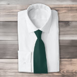 Corbata Color sólido verde esmeralda oscuro<br><div class="desc">Diseño verde esmeralda oscuro de color sólido.</div>