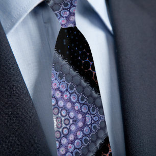 Corbata con lunares púrpura y negro sobre patrón e