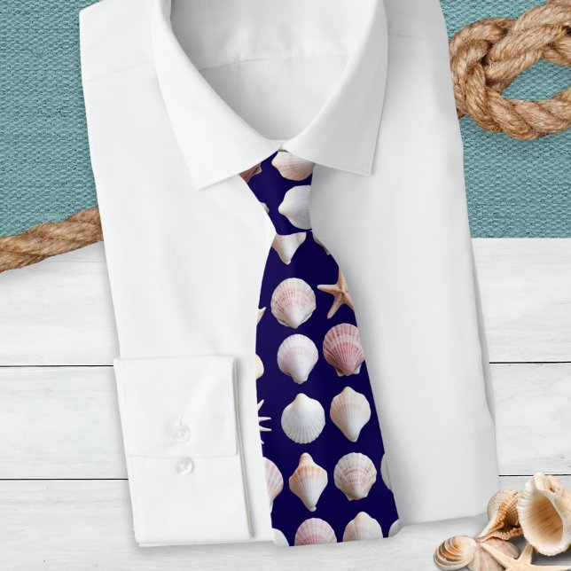 Corbata conchas marinas (A tie with seashells pattern on a dark blue background)