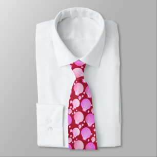Corbata conchas rosadas en un fondo borgoñoso