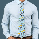 Corbata Conductor de camiones Profession Dad Tie<br><div class="desc">La corbata de los hombres tiene un sorprendente patrón inspirado en el equipo del chofer de camiones, lo que hace un regalo cuidadoso para presentarle a un padre, abuelo o tío que trabaja o tiene pasión por la conducción de camiones. El diseño muestra una variedad de símbolos y herramientas relacionadas...</div>