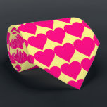 Corbata Corazón rosado en un fondo amarillo.<br><div class="desc">Patrón cardíaco rosado colocado sobre un fondo amarillo.</div>