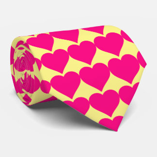 Corbata Corazón rosado en un fondo amarillo.