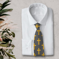 Cruz de oro en el cuello negro