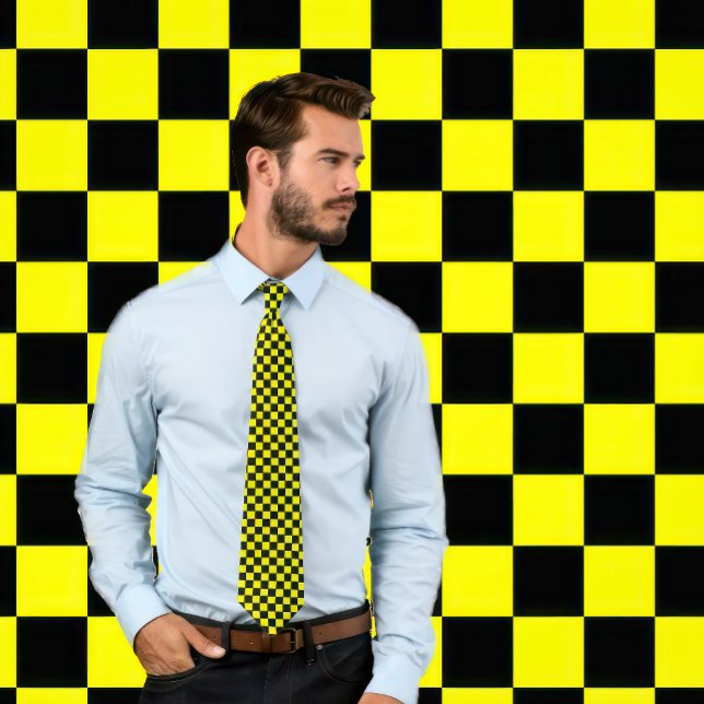 Corbata Cuchillo de tablero de ajedrez amarillo y negro (Man wears a Yellow and Black Checkerboard Necktie
)
