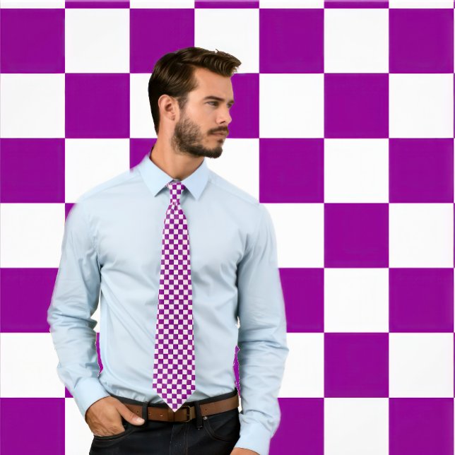 Corbata Cuchillo de tablero de ajedrez morado y blanco (Man wears a purple and white checkerboard pattern tie.
)