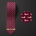 Corbata Dachshund de carreras de oro y borgoña<br><div class="desc">Una corbata de cuello verdaderamente personalizada que presenta un patrón de dachshunds dorados yendo y viniendo y un monograma de oro, un diseño caprichoso que atraerá a cualquier padre de perro más rico que ame la raza mientras mantiene un sentido del estilo. No olvide revisar nuestros calcetines de patrón dachshund...</div>