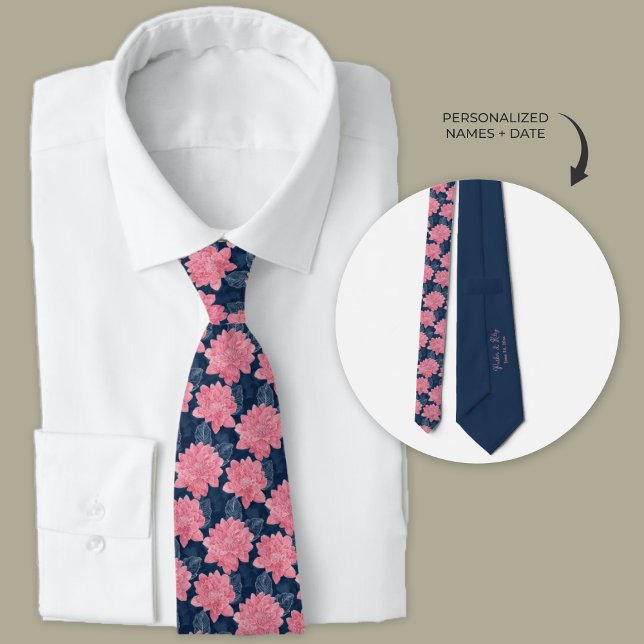 Corbata Dahlia Groomsmen rosa y azul de la marina (Pink dahlia floral wedding neck tie.)