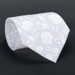 Corbata Damascos florales blancos y azules suaves<br><div class="desc">Elegante damasco floral vintage blanco inquebrantable con un fondo rosa azul-gris suave personalizado. La corbata perfecta para una fiesta de bodas.</div>