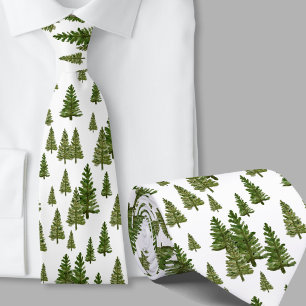 Corbata de árboles de pino de invierno con vegetac