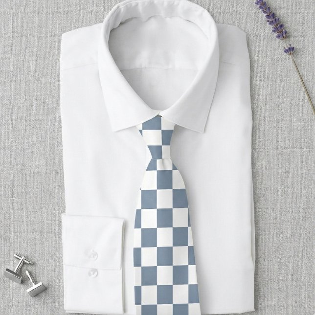 Corbata de boda azul polvoriento y cuadros blancos (Dusty blue and white checkerboard geometric pattern tie for your wedding.)