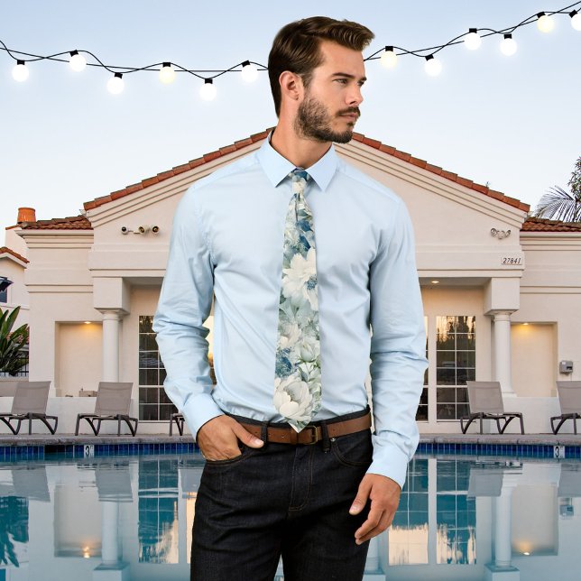 Corbata de boda con flores de acuarela azul polvor (Tie with an artistic watercolor floral design in white and dusty blue. Beautiful for a wedding)