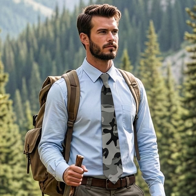 Corbata de camuflaje gris y negro (Man in nature wearing a grey camo necktie.)
